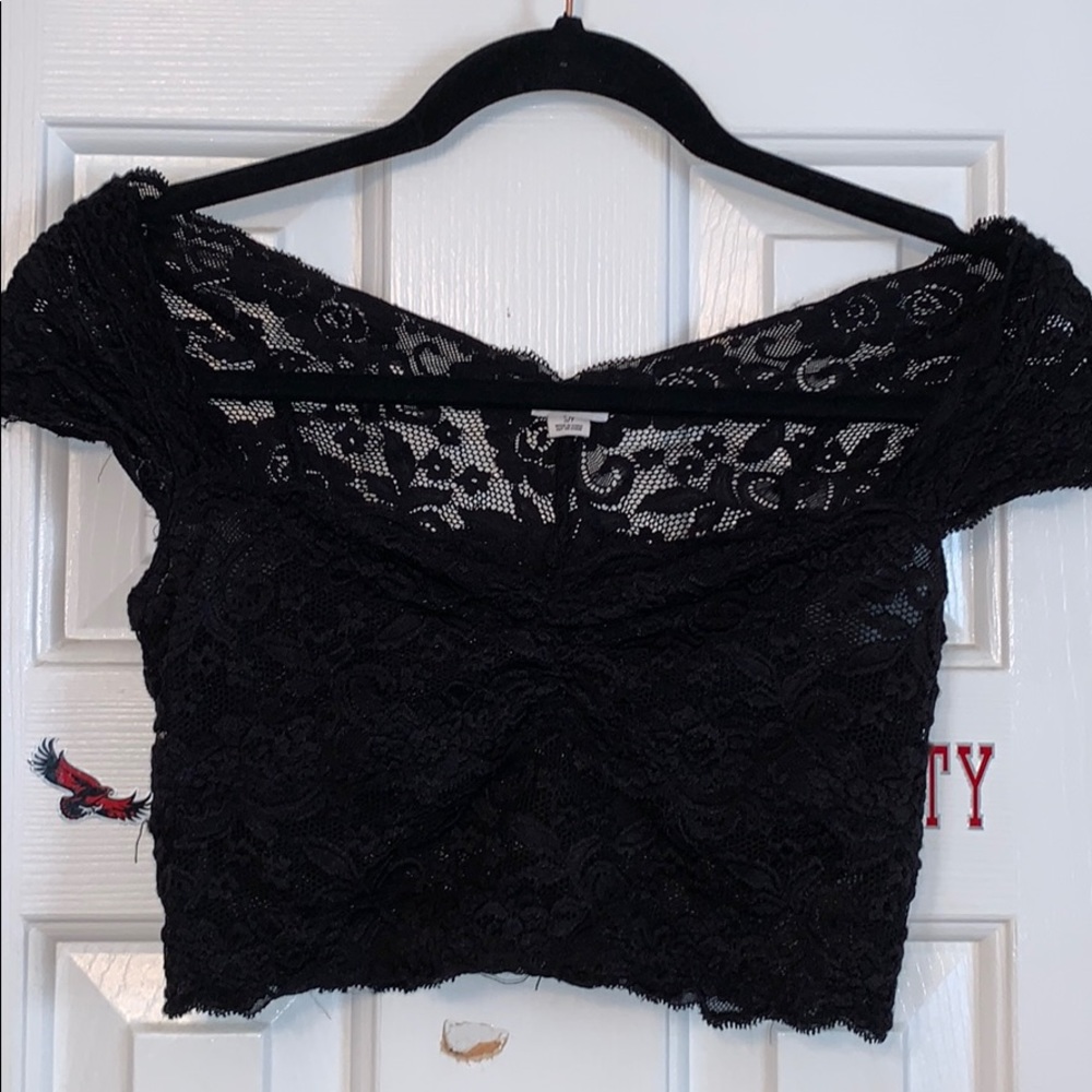 Capped sleeve lace crop top